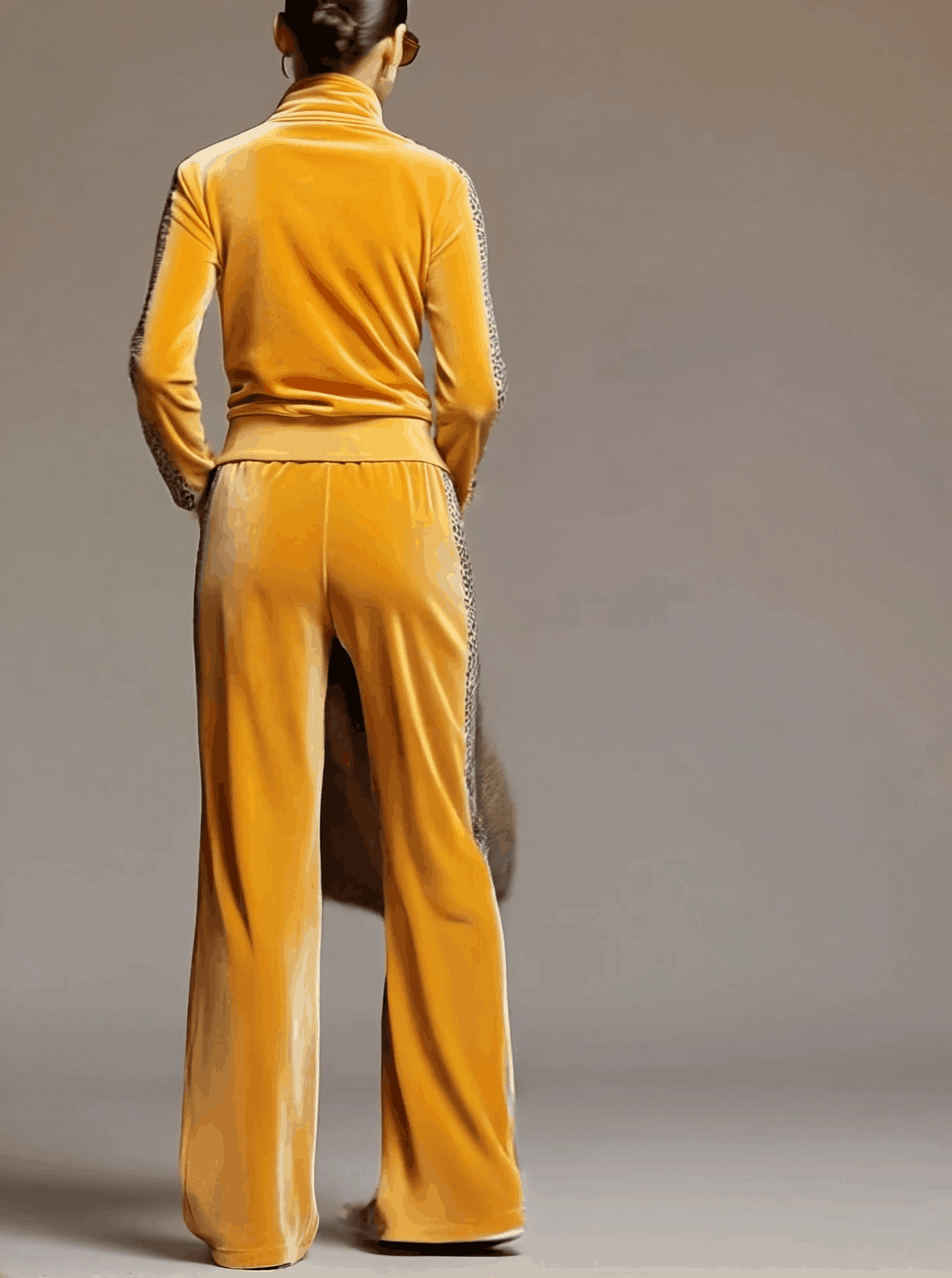 Coleen | Casual Sporty Ρετρό Σετ: Κίτρινο Βελούδινο Φούτερ με Λεοπάρ Λεπτομέρειες & Παντελόνα
